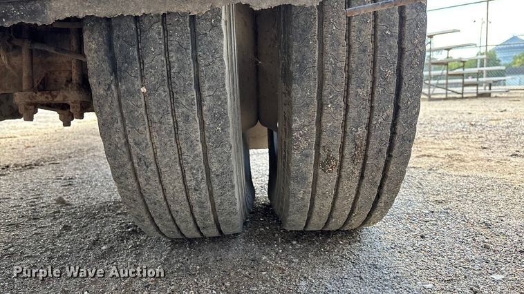 image for item EE4069 1999 Ford F550 Super Duty flatbed truck