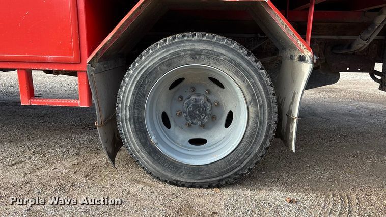 image for item EE4069 1999 Ford F550 Super Duty flatbed truck