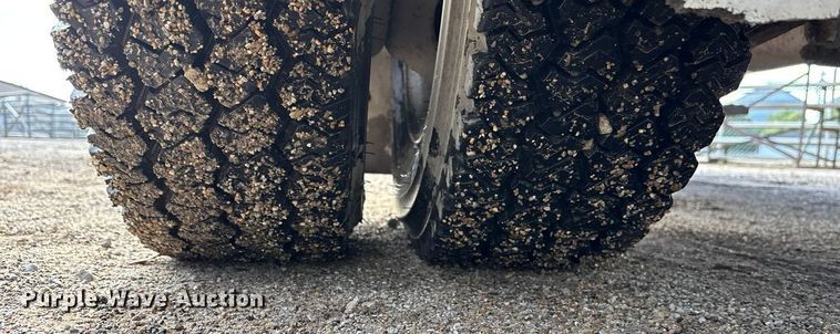 image for item EE4069 1999 Ford F550 Super Duty flatbed truck