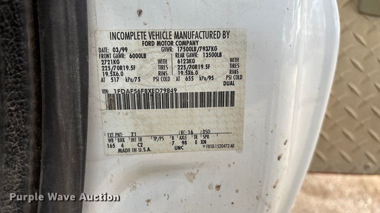 image for item EE4069 1999 Ford F550 Super Duty flatbed truck