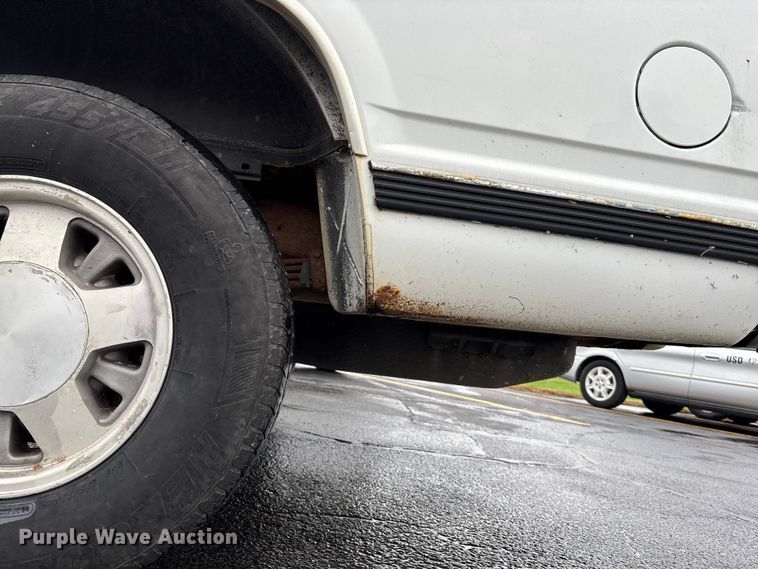 image for item EE4113 1999 Chevrolet Suburban C1500 SUV