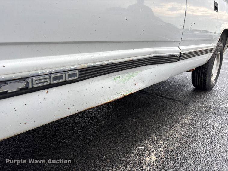 image for item EE4113 1999 Chevrolet Suburban C1500 SUV