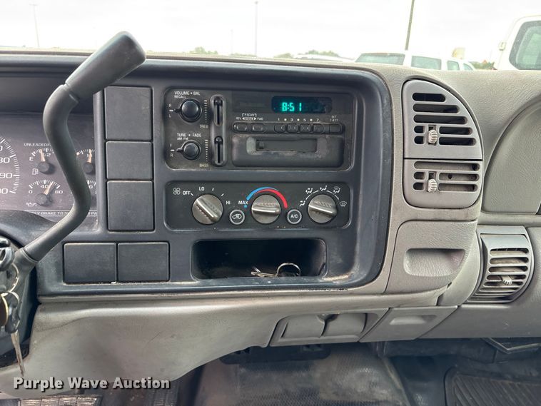 image for item EE4113 1999 Chevrolet Suburban C1500 SUV