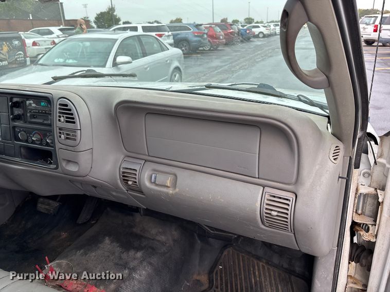 image for item EE4113 1999 Chevrolet Suburban C1500 SUV