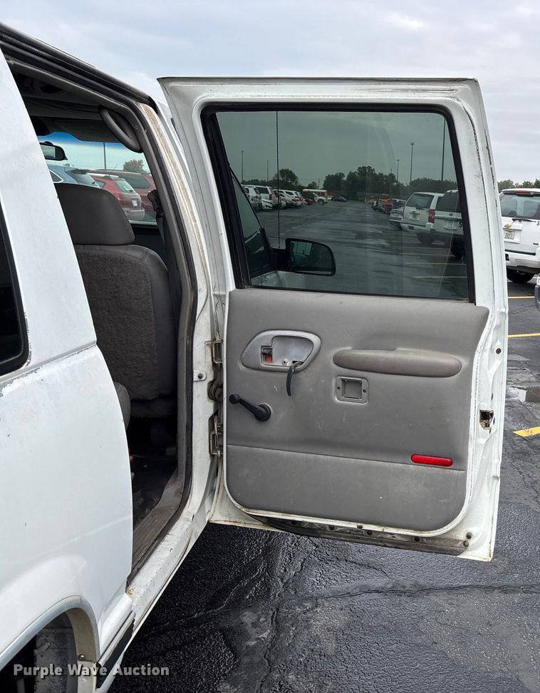 image for item EE4113 1999 Chevrolet Suburban C1500 SUV