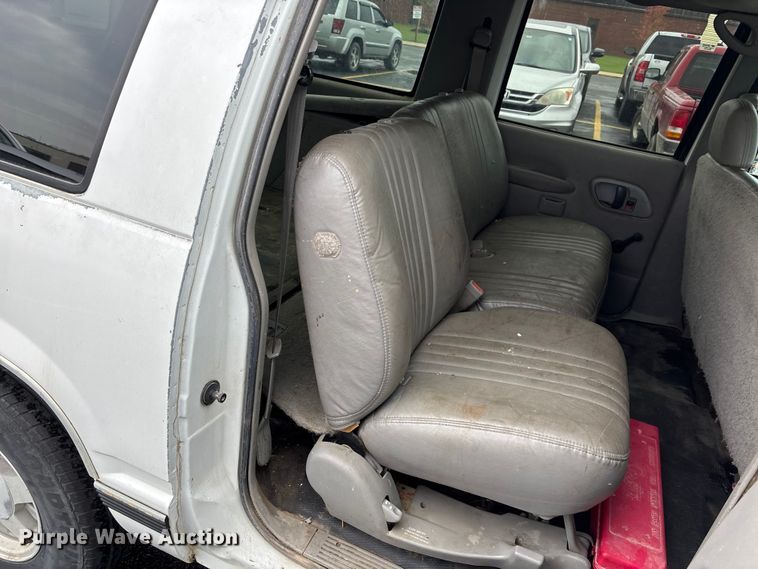 image for item EE4113 1999 Chevrolet Suburban C1500 SUV