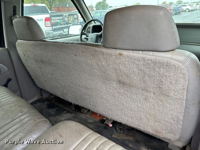 image for item EE4113 1999 Chevrolet Suburban C1500 SUV