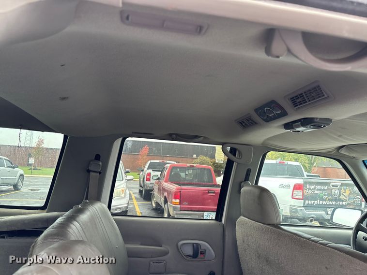 image for item EE4113 1999 Chevrolet Suburban C1500 SUV