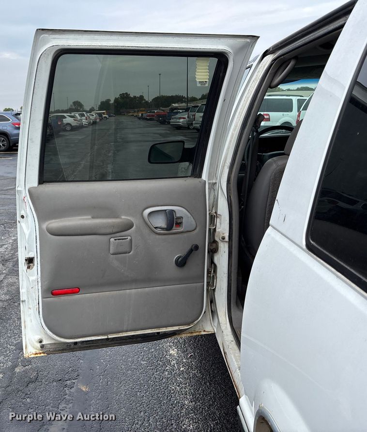 image for item EE4113 1999 Chevrolet Suburban C1500 SUV