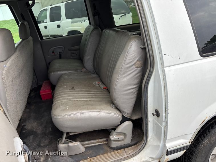 image for item EE4113 1999 Chevrolet Suburban C1500 SUV