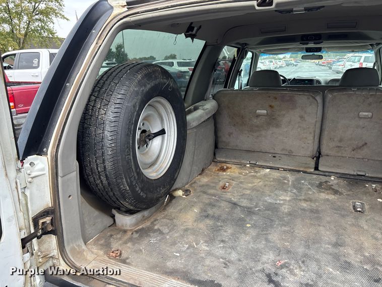 image for item EE4113 1999 Chevrolet Suburban C1500 SUV