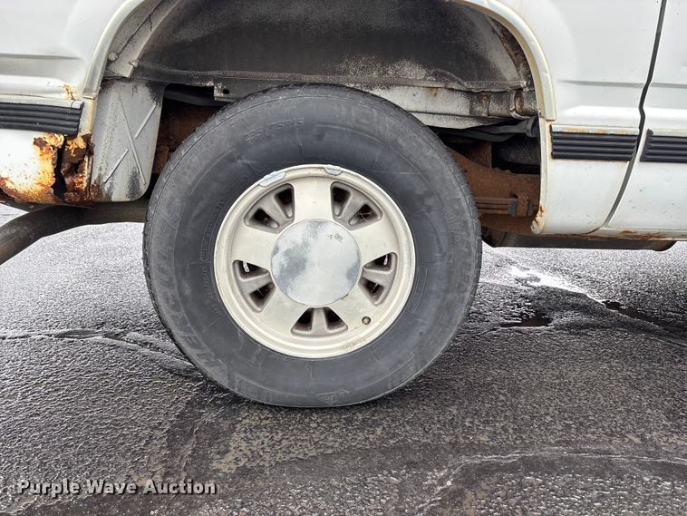 image for item EE4113 1999 Chevrolet Suburban C1500 SUV