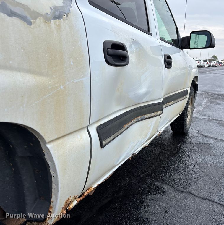 image for item EE4114 2005 Chevrolet Suburban 1500  SUV