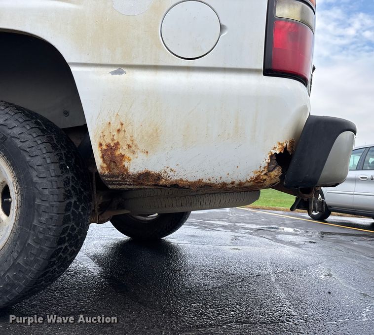 image for item EE4114 2005 Chevrolet Suburban 1500  SUV