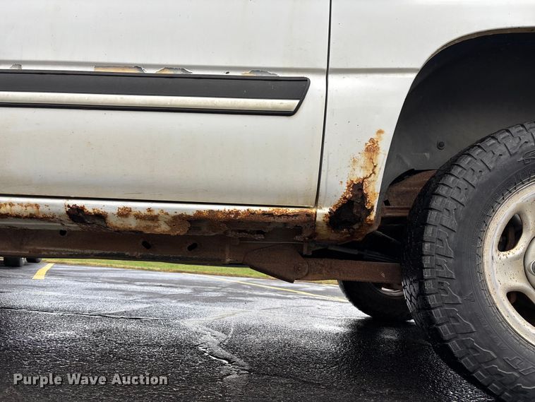 image for item EE4114 2005 Chevrolet Suburban 1500  SUV