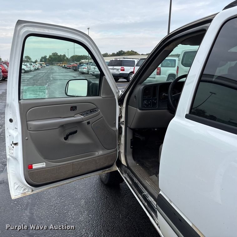 image for item EE4114 2005 Chevrolet Suburban 1500  SUV