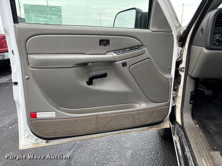 image for item EE4114 2005 Chevrolet Suburban 1500  SUV