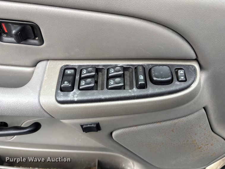 image for item EE4114 2005 Chevrolet Suburban 1500  SUV