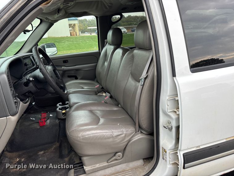 image for item EE4114 2005 Chevrolet Suburban 1500  SUV