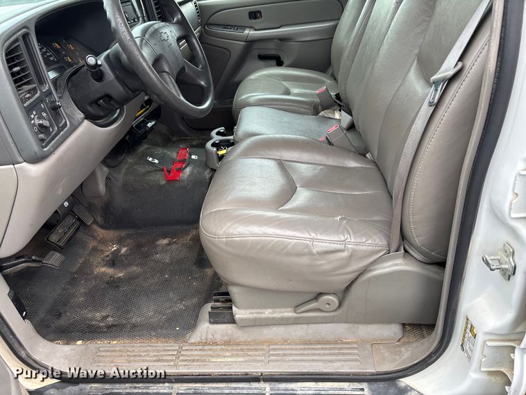 image for item EE4114 2005 Chevrolet Suburban 1500  SUV