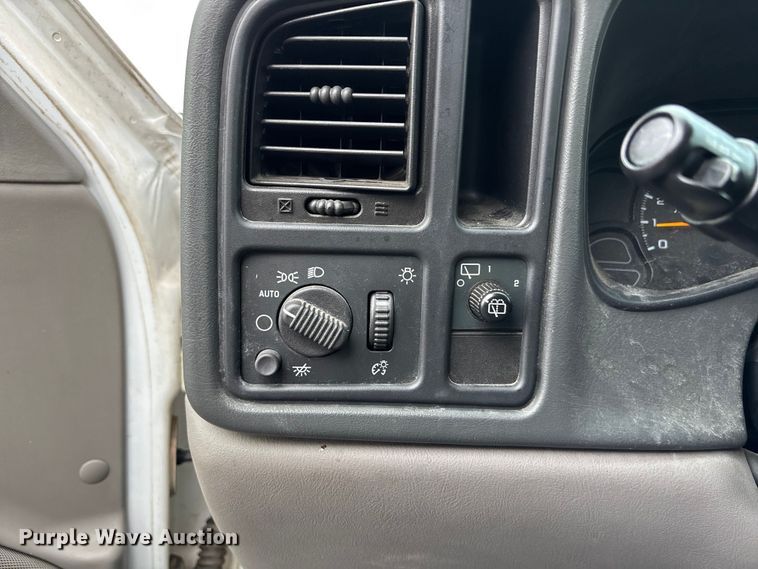 image for item EE4114 2005 Chevrolet Suburban 1500  SUV