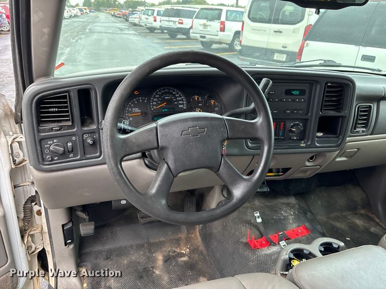 image for item EE4114 2005 Chevrolet Suburban 1500  SUV