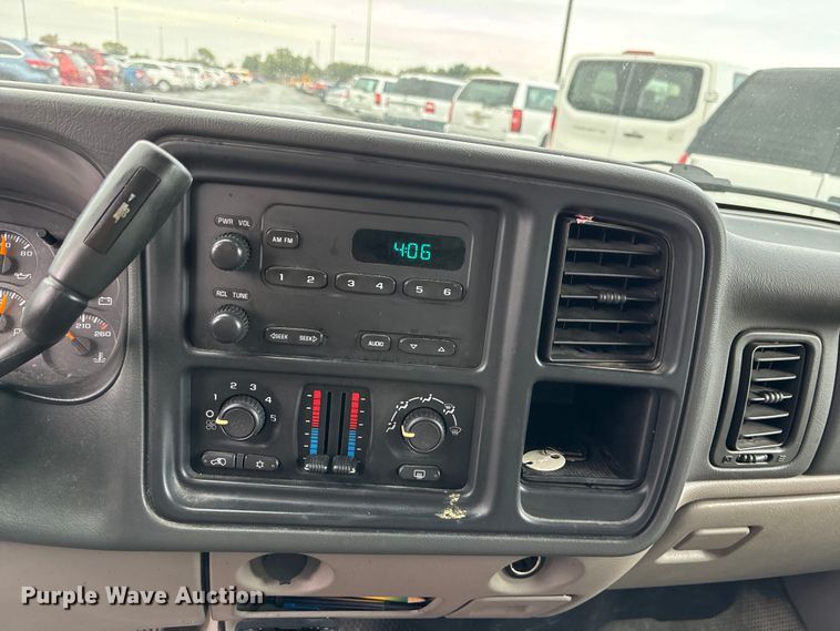 image for item EE4114 2005 Chevrolet Suburban 1500  SUV