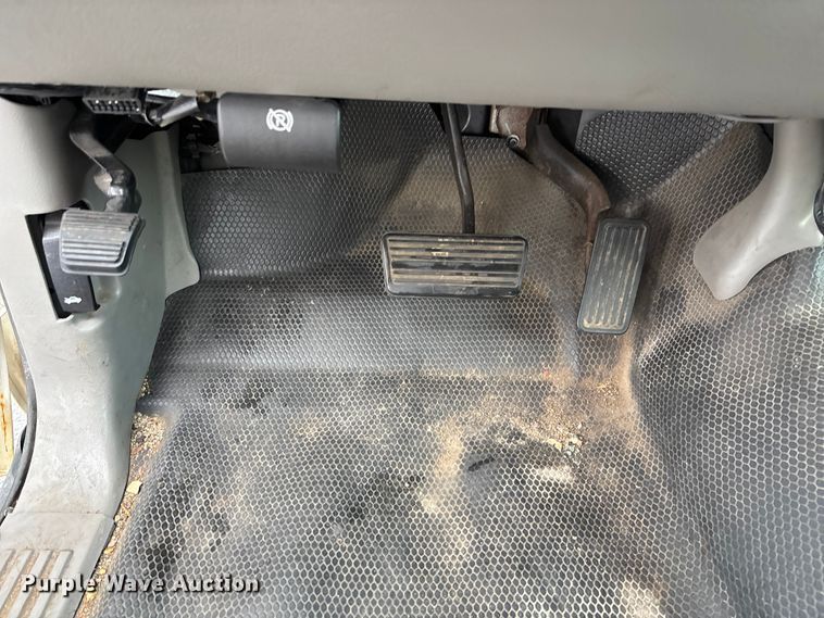 image for item EE4114 2005 Chevrolet Suburban 1500  SUV