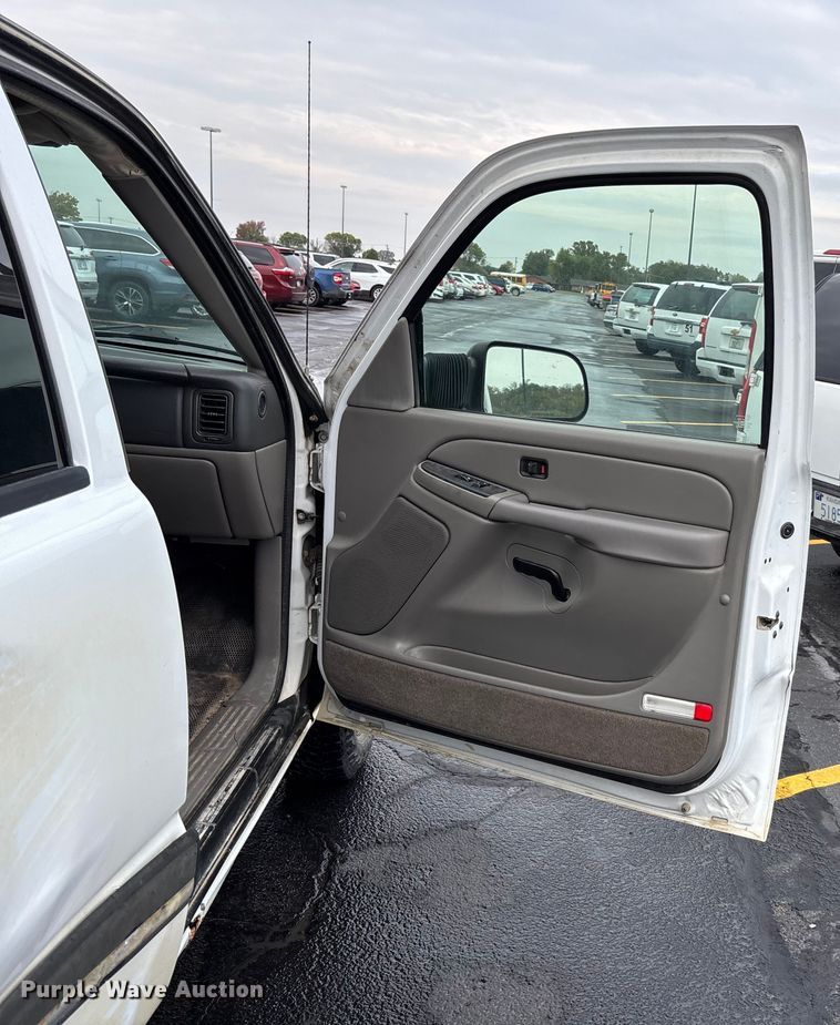 image for item EE4114 2005 Chevrolet Suburban 1500  SUV