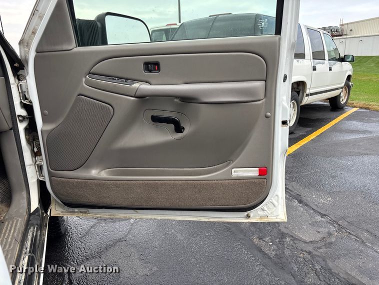 image for item EE4114 2005 Chevrolet Suburban 1500  SUV