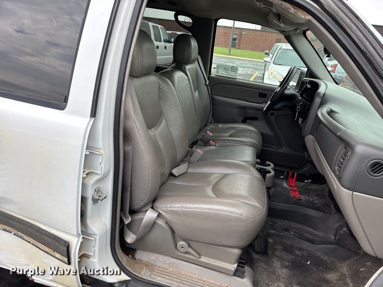 image for item EE4114 2005 Chevrolet Suburban 1500  SUV