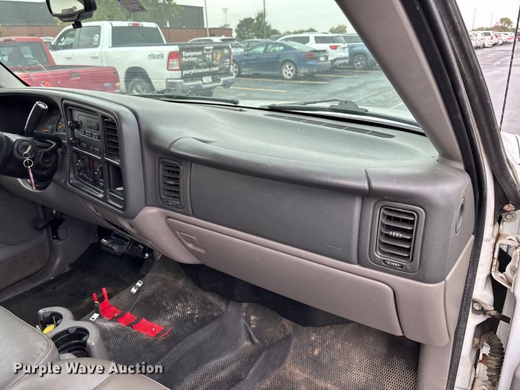 image for item EE4114 2005 Chevrolet Suburban 1500  SUV