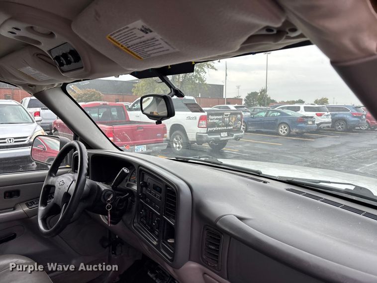 image for item EE4114 2005 Chevrolet Suburban 1500  SUV