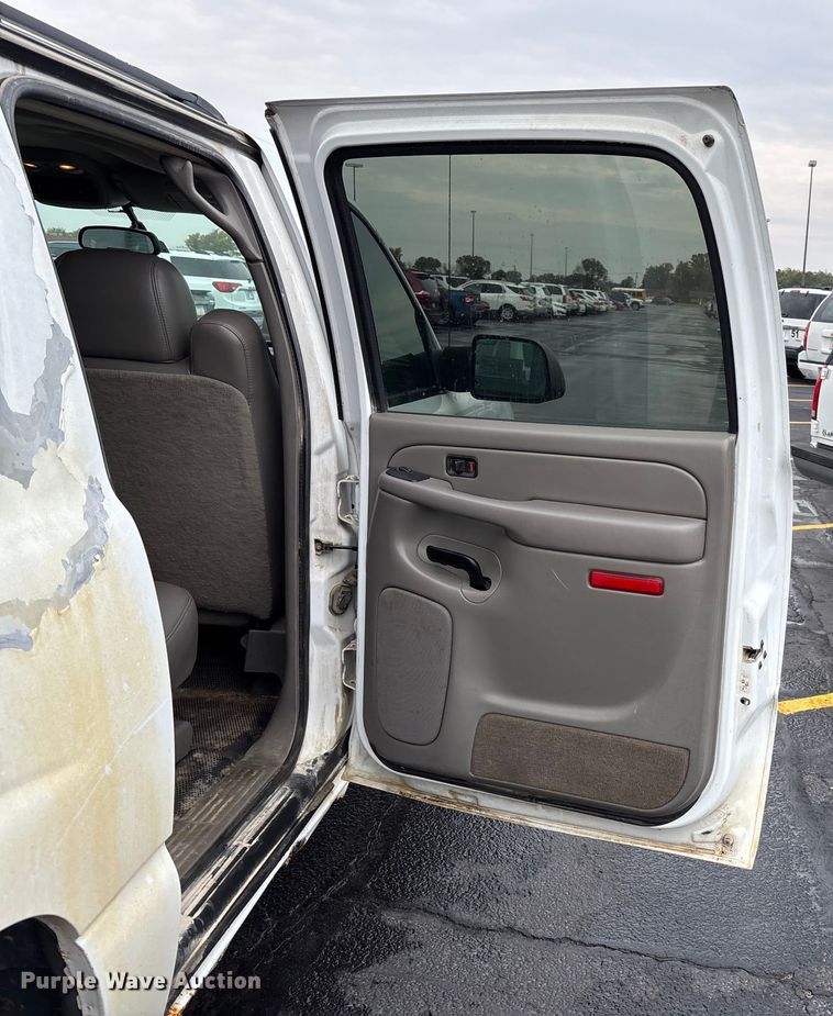 image for item EE4114 2005 Chevrolet Suburban 1500  SUV