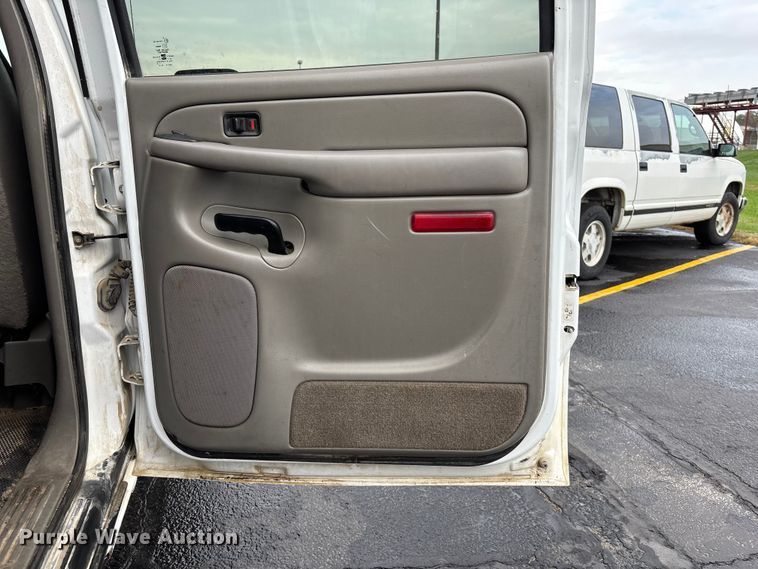 image for item EE4114 2005 Chevrolet Suburban 1500  SUV