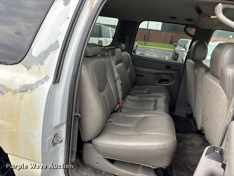 image for item EE4114 2005 Chevrolet Suburban 1500  SUV