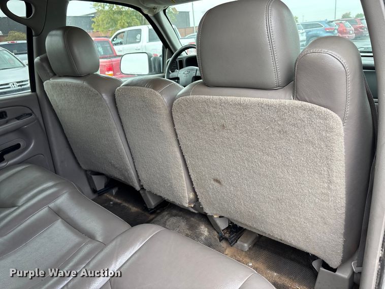 image for item EE4114 2005 Chevrolet Suburban 1500  SUV