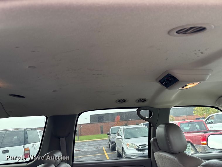 image for item EE4114 2005 Chevrolet Suburban 1500  SUV