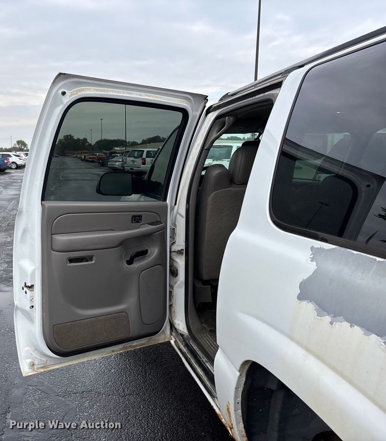 image for item EE4114 2005 Chevrolet Suburban 1500  SUV