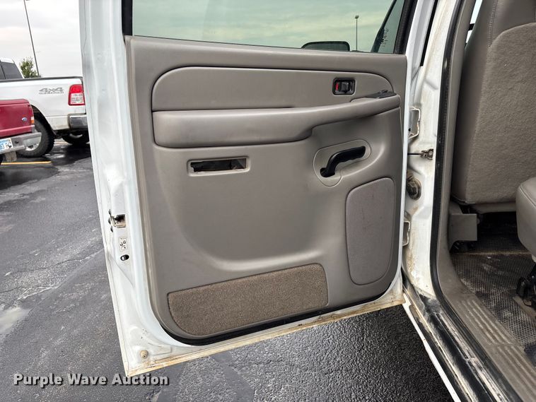 image for item EE4114 2005 Chevrolet Suburban 1500  SUV