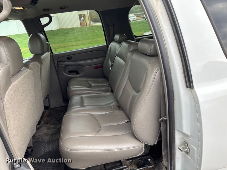 image for item EE4114 2005 Chevrolet Suburban 1500  SUV