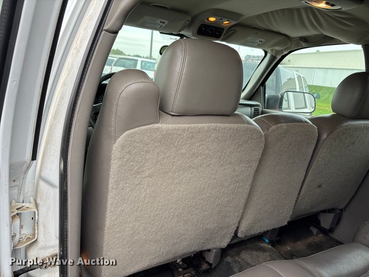 image for item EE4114 2005 Chevrolet Suburban 1500  SUV