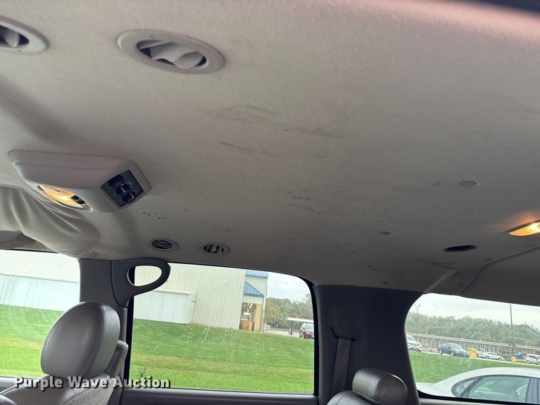 image for item EE4114 2005 Chevrolet Suburban 1500  SUV