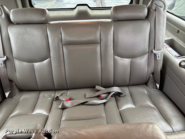 image for item EE4114 2005 Chevrolet Suburban 1500  SUV