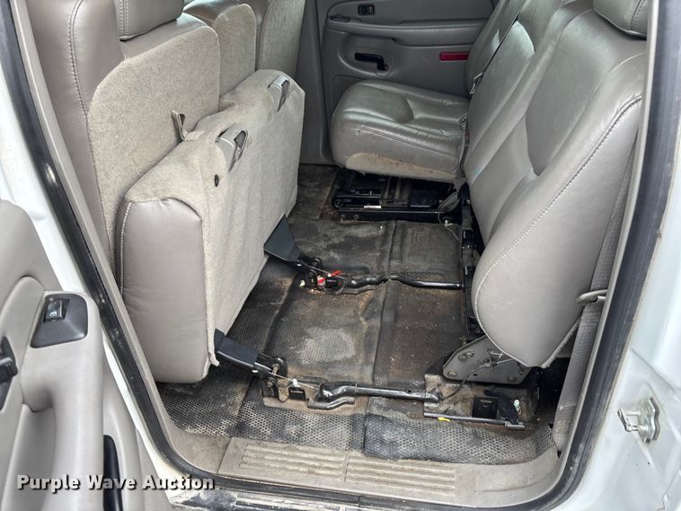 image for item EE4114 2005 Chevrolet Suburban 1500  SUV