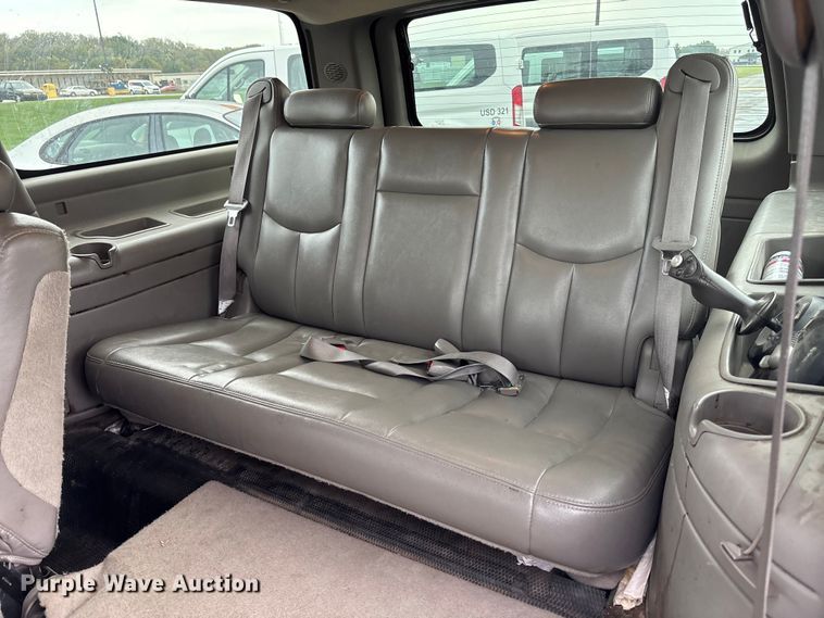 image for item EE4114 2005 Chevrolet Suburban 1500  SUV