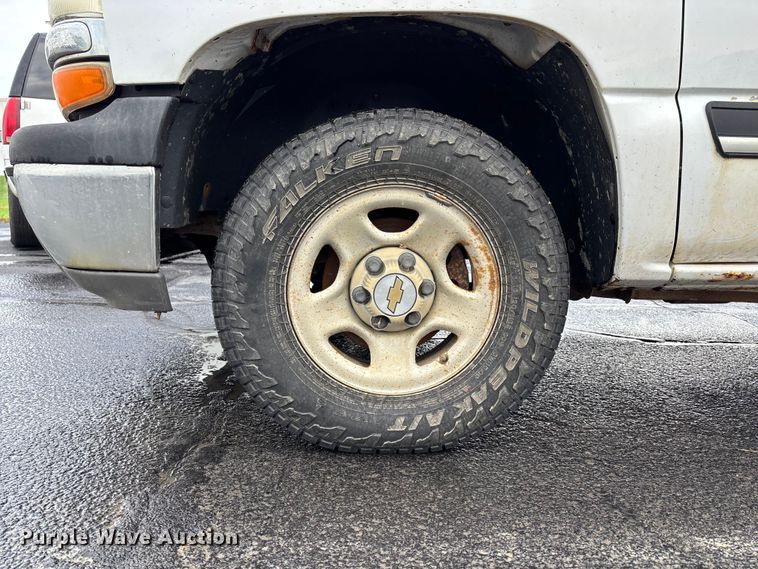 image for item EE4114 2005 Chevrolet Suburban 1500  SUV