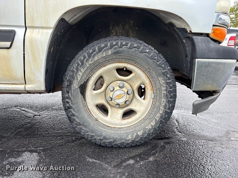 image for item EE4114 2005 Chevrolet Suburban 1500  SUV