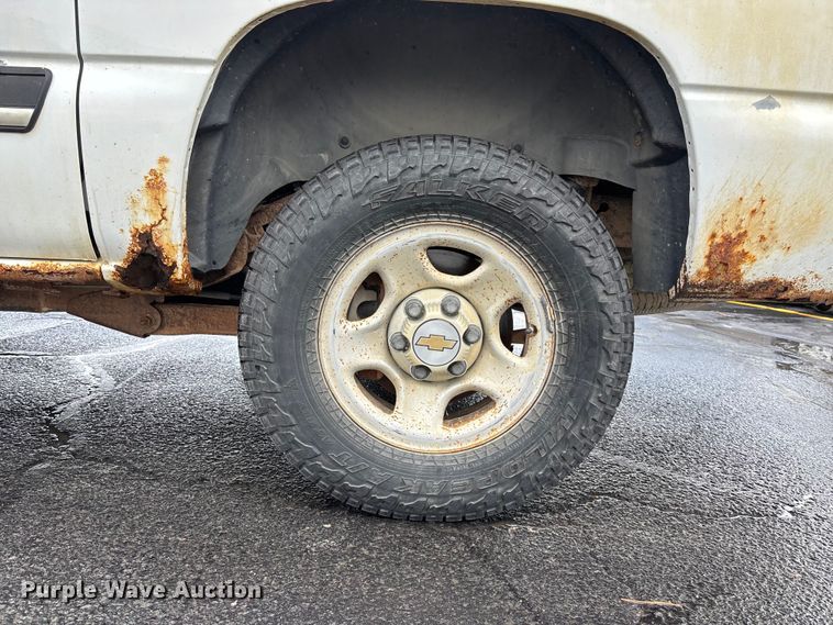 image for item EE4114 2005 Chevrolet Suburban 1500  SUV