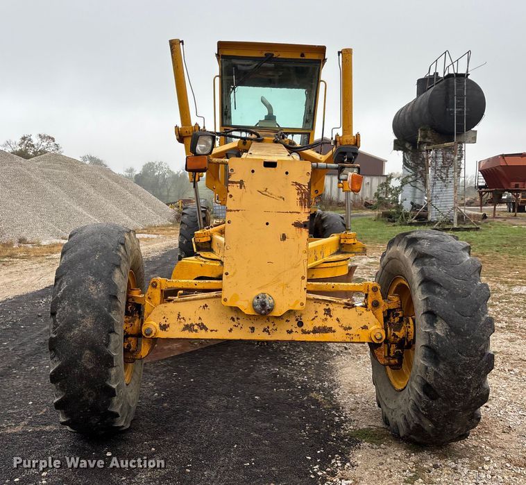 image for item EJ7685 1991 John Deere 670B motor grader